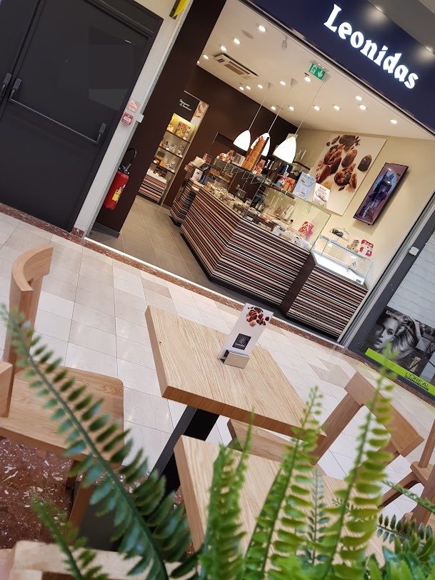 Vitrine de pralines Leonidas au point de vente de La Creule