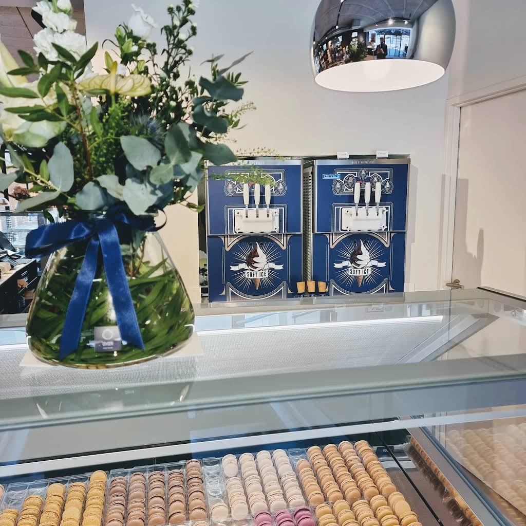 Comptoir vitré de la boutique Leonidas Hazebrouck avec macarons colorés et coffrets de chocolats